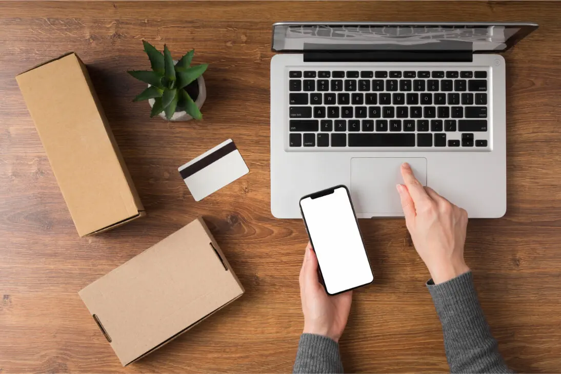 Hombre comprando lentillas online en Maslentillas