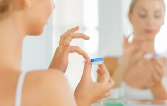 Mujer colocándose lentillas diarias