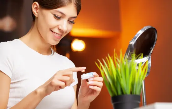 Mujer colocándose lentillas mensuales