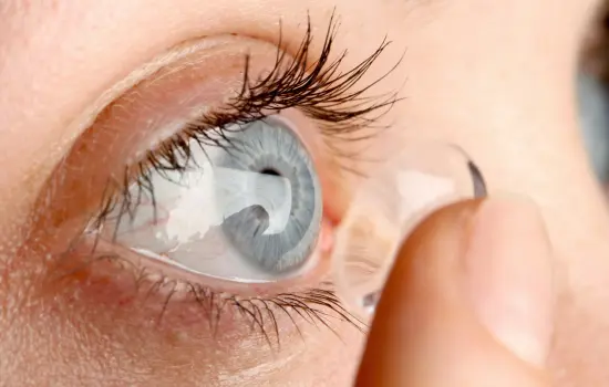 Hombre colocándose lentillas quicenales