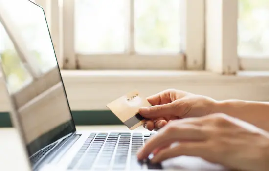 Persona comprando lentillas online