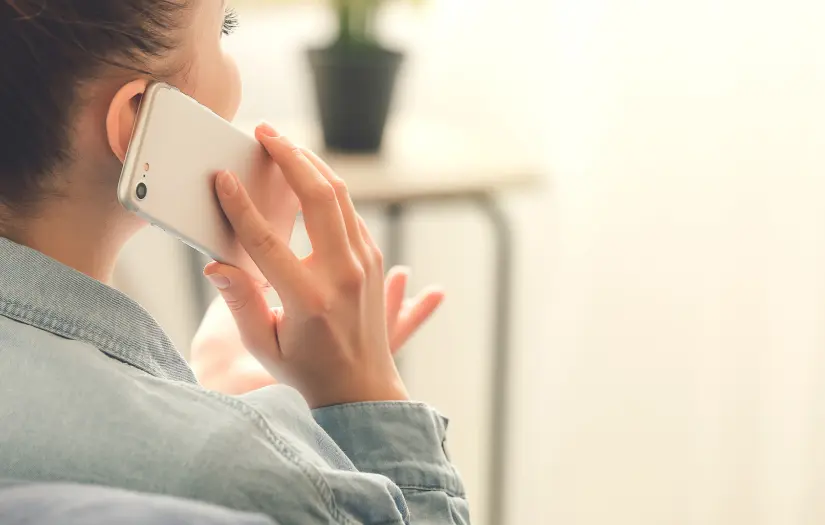 Mujer hablando por teléfono